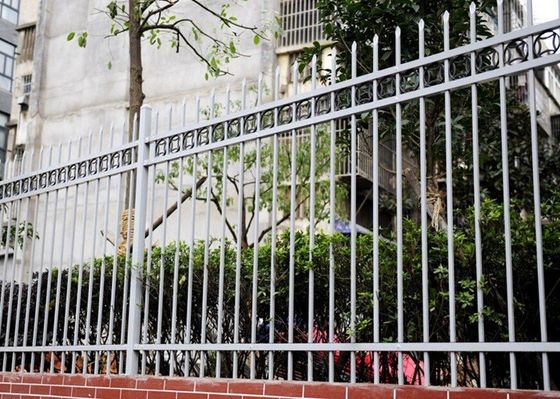 Китай Орнаментальная загородка уединения балкона обшивает панелями анти- корозию для дома дизайна поставщик